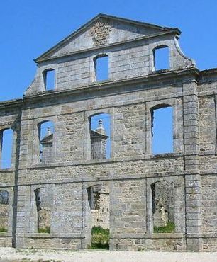 Kerpert, l′ancienne abbaye de Coatmalouën, restes du logis des hôtes, avant-corps antérieur central (© M-Cl. D., 2008)