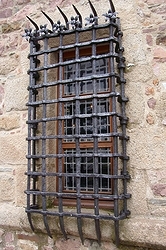 Grille en fer forgé protégeant une fenêtre de la cuisine (2008)