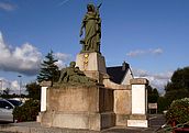 Le bourg, le monument aux morts de la Grande Guerre (1er quart du XXème siècle) (2008)